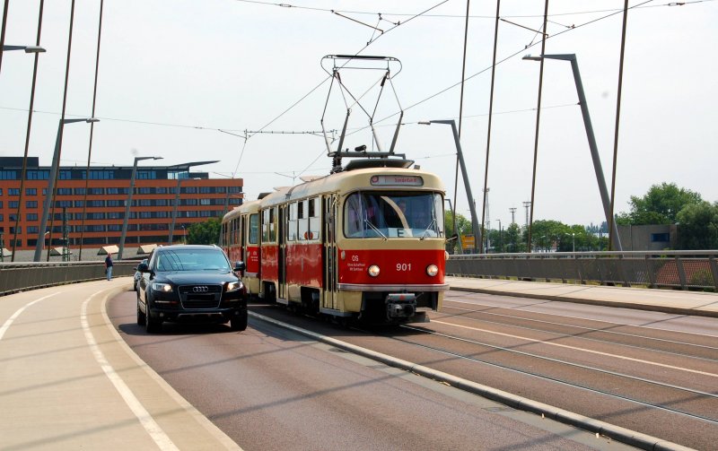 Das 2. Fahrzeug folgte gleich hinterher. Fotografiert am 04.07.09 in Halle(S) auf der Berliner Brcke Richtung Steintor.
