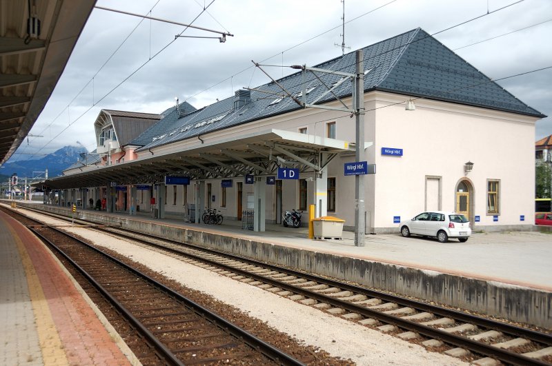 Das Bahnhofsgebude von Wrgl Hbf schienenseitig. In der groen Dachgaube befindet sich das Zentralstellwerk Wrgl mit dem Fdl West und Fdl Ost und einem eventuellen Verstrker zu den Stozeiten, sowie einem Betriebsberwacher. Einen Stellwerksmeister gibt es nicht mehr. Es beherbergt das  Non Plus Ultra  der modernen Sicherheitstechnik inklusive Spurplanstellwerk.