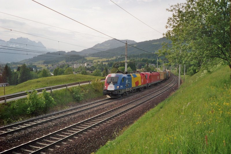 Das bild zeigt einen Gterzug der Gerade die Steigung nach Fieberbrunn in Richtung Hochfilzen bewltigt. Das Tandemprchen besteht aus der 1116 056 Rumanien und einer 1216. Die Aufnahme zeigt den Zug nach Fieberbrunn.