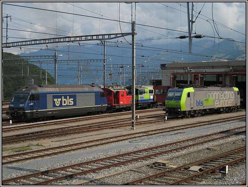 Das BLS-Depot in Spiez, aufgenommen am 27.07.2008. In dieser bersicht sieht man die Re 465 007 sowie die Re 485 006 der BLS drauen vor der Halle. Im Hintergrund noch zwei kleine Rangierloks.
