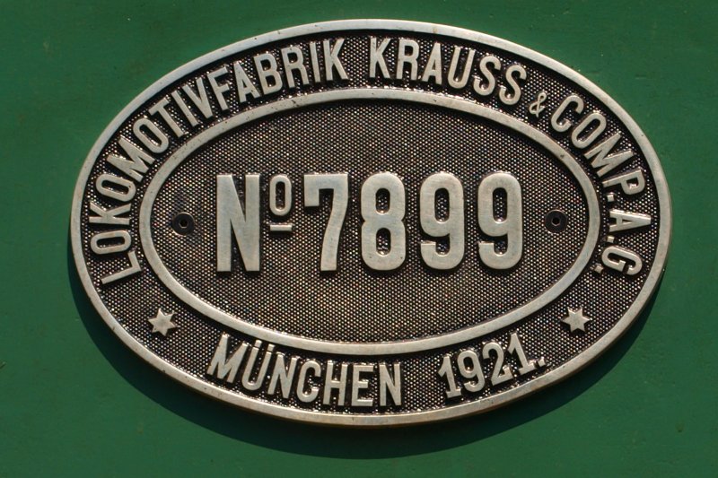 Das Fabrikschild der Krauss Nr 7899. Die kleine Dampflok gehrt heute dem Institut fr Schienenfahrzeugtechnik der RWTH Aachen.