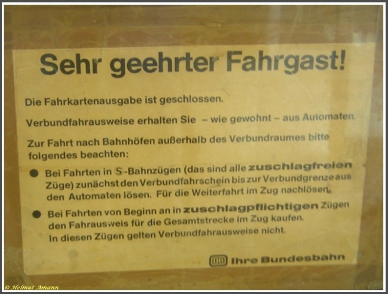 Das Schild mit dem Hinweis auf die Schlieung der Fahrkartenausgabe im Bahnhof Frankfurt am Main-Griesheim hngt seit der Schlieung im Jahre 1992 bereits lnger als 15 Jahre im Fenster der ehemaligen Fahrkartenausgabe, die Bundesbahn ist hier zumindest auf dem Papier noch prsent (Aufnahmedatum 26.07.2007).
