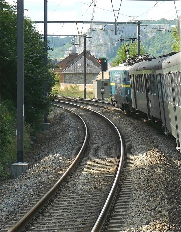 Das Signal steht auf Grn am 28.06.08 fr den Sonderzug mit E-Lok 1501 fr die Vorbeifahrt an der Kulisse der Zitadelle in Dinant. Die Zitadelle von Dinant geht auf ein rmisches Castellum aus dem Jahre 588 zurck. 1051 wurde die erste Burg errichtet, welche whrend ihrer bewegten Geschichte mehrmals zerstrt und wiederaufgebaut wurde. 1818-1821 bekam sie unter hollndischer Besatzung ihr heutiges Aussehen. Sie gehrt zu den meist besuchten Sehenswrdigkeiten der Region.  (Hans)