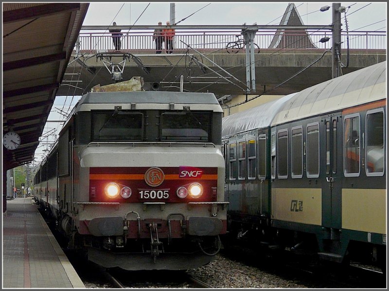 Das SNCF Urgestein 15005 machte am 04.10.09 ihre Aufwartung beim Fest 150 Jahre Eisenbahn in Luxembourg und entgegen ihren sonstigen Angewohnheiten, schlich sie regelrecht mit dem IC 97  Iris  am Haken durch den Bahnhof Bettembourg. (Jeanny) 