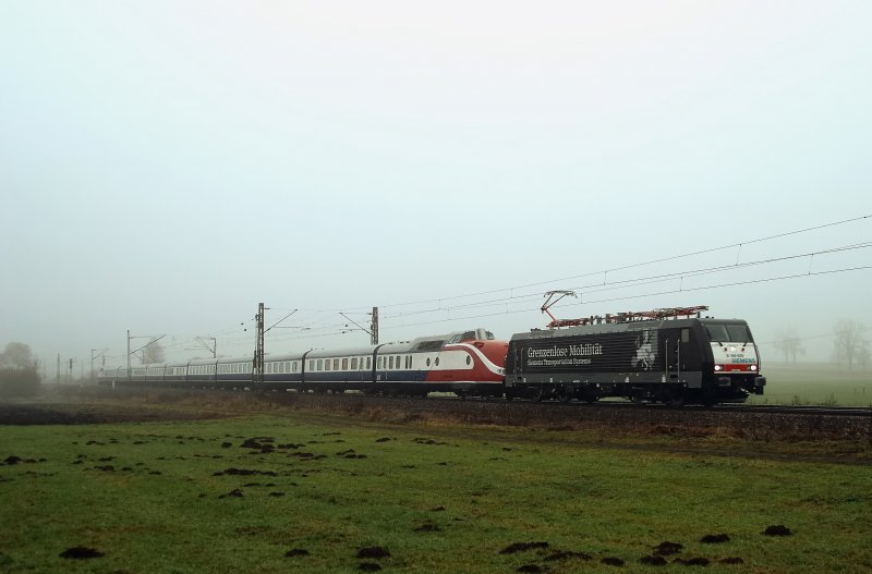 Das Wetter war an diesem Tag leider wieder sehr grenzwertig, aber trotzdem: 189 929 mit Dbz 91022, dem TEE (Blue Star Train) bei Hattenhofen (24.11.2007)