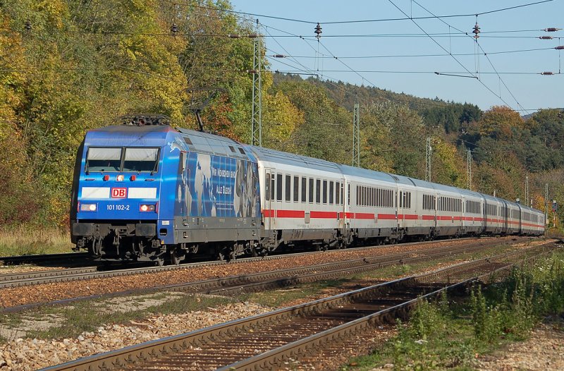 DB 101 102, welche ihren Eurocity 22 durch den herbstlichen Wienerwald zieht. Das Foto ist am 14.10.2007 entstanden.