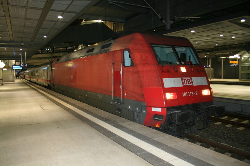DB 101 113-9 mit IC am 25.10.2008 in Berlin Sdkreuz.
