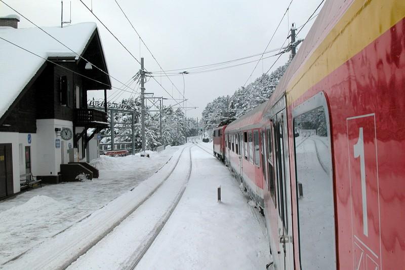 DB 111 023-8 mit 5412, Hochzirl, 03.01.2006 [Karwendel- bzw. Mittenwaldbahn, Strecke: Innsbruck - Garmisch-Partenkirchen]