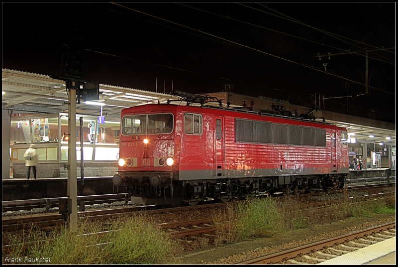 DB 155 037-5 gibt sich am Signal ein Stelldichein mit den anwesenden Fotografen (Nchtliches Berlin Lichtenberg 07.10.2009)