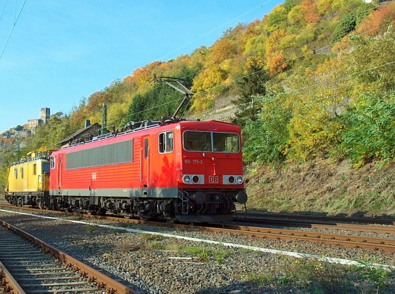 DB 155 175-3 + 705 001-6 als CFN 62943 von Koblenz Hbf nach Fuldatal-Ihringshausen, in Kaub; 10.10.2008