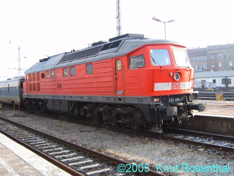DB 232 494-5 am Montag, 17. Januar 2004, gegen 9:22 Uhr, vor einem DB-Nachtzug, der soeben mit einer anderen Lok in Berlin Lichtenberg eingetroffen ist. Diese Lok rangiert den Nachtzug nur von den Gleisen des Bahnhofes

