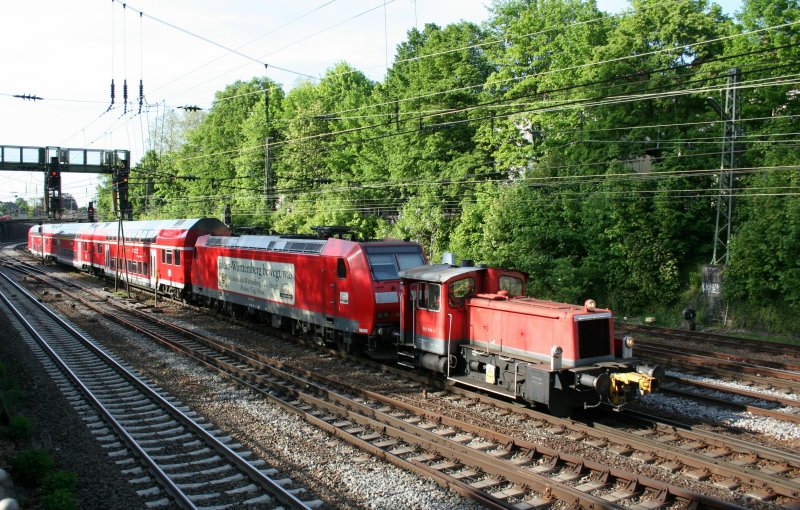 DB 335 030-3 mit einem Regionalexpress (DB 146 109-4) am 9.5.2008 bei Rangierarbeiten in Offenburg.