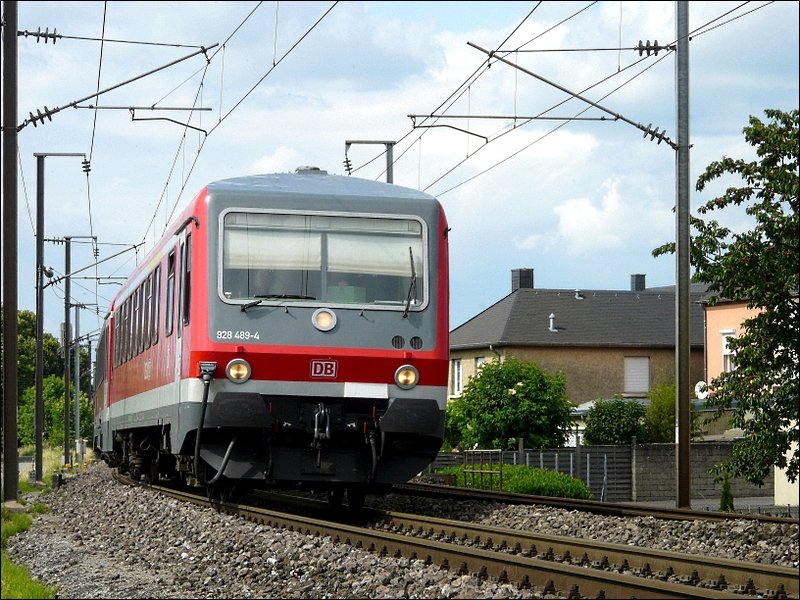 DB Triebzug 928/628 499-4 legt sich am 15.06.08 hinter Mersch dynamisch in die Kurve auf seiner Fahrt nach Luxemburg.