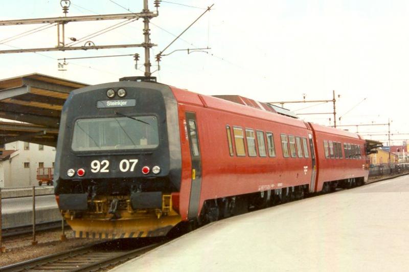 Den Lokalverkehr in Trndelag, einer fruchtbaren und dicht besiedelten Region in der Mitte Norwegens, besorgen die BM 92. Am 13.07.1997 erreichte BM 92 07 auf seinem Weg nach Steinkjer den Bahnhof Trondheim S.