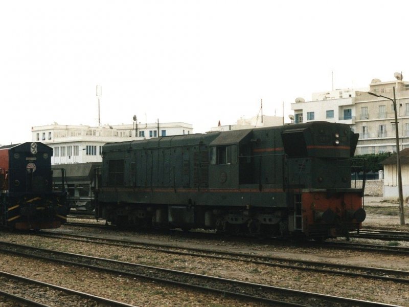 Der in 1964 gebaute 060-GR-501 auf Bahnhof Sousse am 22-04-2002. Bild und scan: Date Jan de Vries.