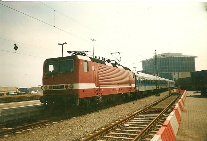 Der 1998 um die Mittagszeit fahrende IR Malm-Berlin mit der 143 186 vor der Abfahrt.