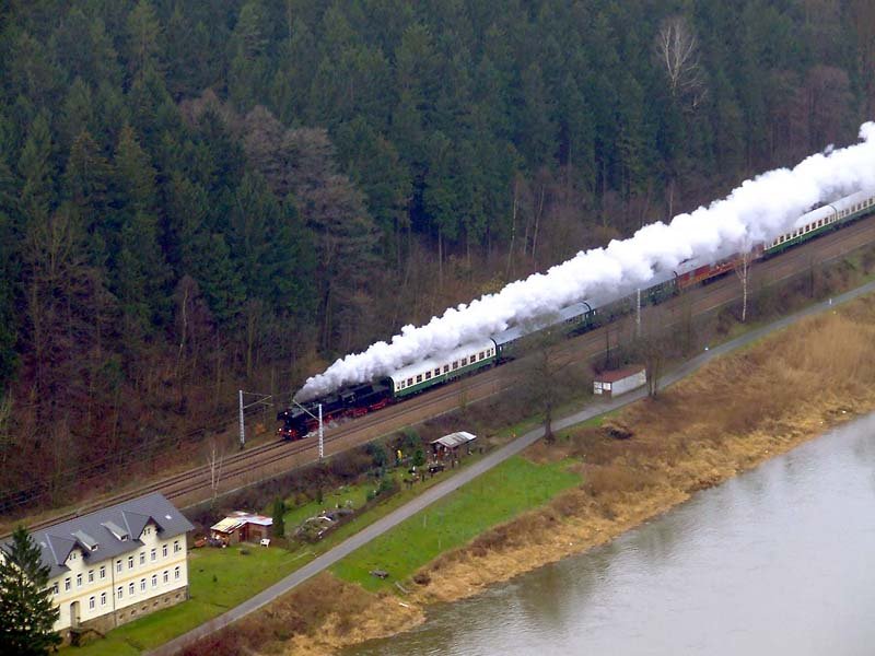 Der 5.Schsisch-Bhmische Freundschaftszug mit 52 8079 am 10.02.2007 auf dem Weg nach Tschechien gesehen vom Aussichtspunkt  Kleine Bastei  bei Schmilka. 