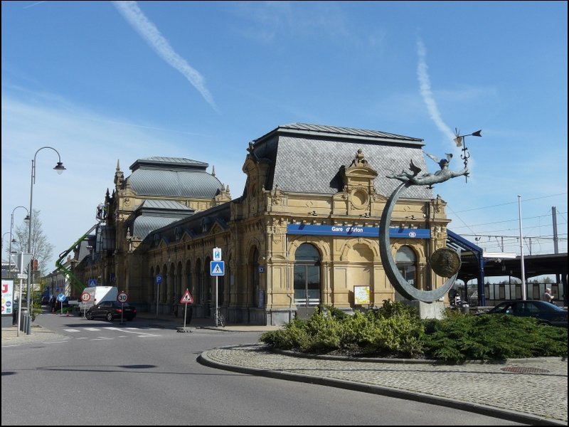 Der Bahnhof von Arlon von der Strae aus fotografiert am 27.04.08. Wie man sieht werden sogar sonntags Putzarbeiten an der Fassade durchgefhrt.