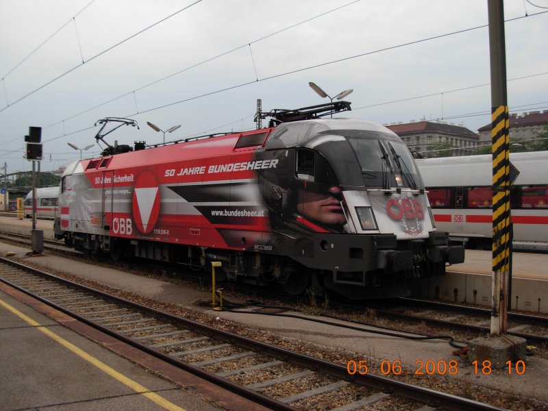 Der Bundesheer-Taurus 1116 246-8 wird in wenigen Sekunden an den OEC 766  SUPERFUND  gekuppelt, den er in beachtlichem Tempo und mit wenigen Zwischenhalten nach Innsbruck fhren wird (5.6.2008).