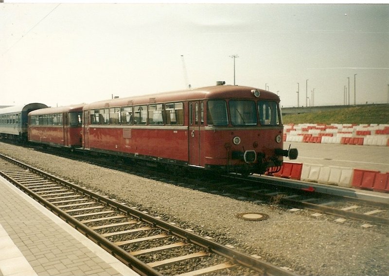 Der DB-Schienenbus 796 731 und 796 744 kammen im Sommer 1999 auf Sonderfahrt bis in den Fhrhafen Mukran.