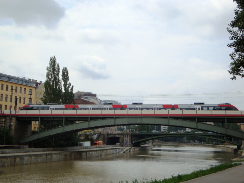 Der Donaukanal wird von einer S-Bahn zwischen Wien Mitte und Wien Praterstern berquert. (26.6.09)
