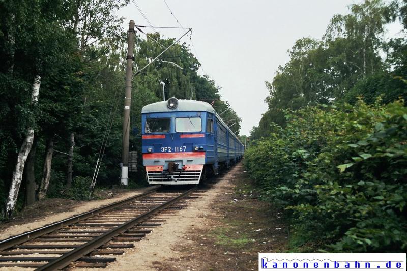 Der elektrische Triebzug ER2-1167 hat am 03.08.2005 den Bahnhof Svetlogorsk-2 (frher Rauschen Dne) verlassen und wird fhrt ber die Samlandbahn nach Kaliningrad fahren.