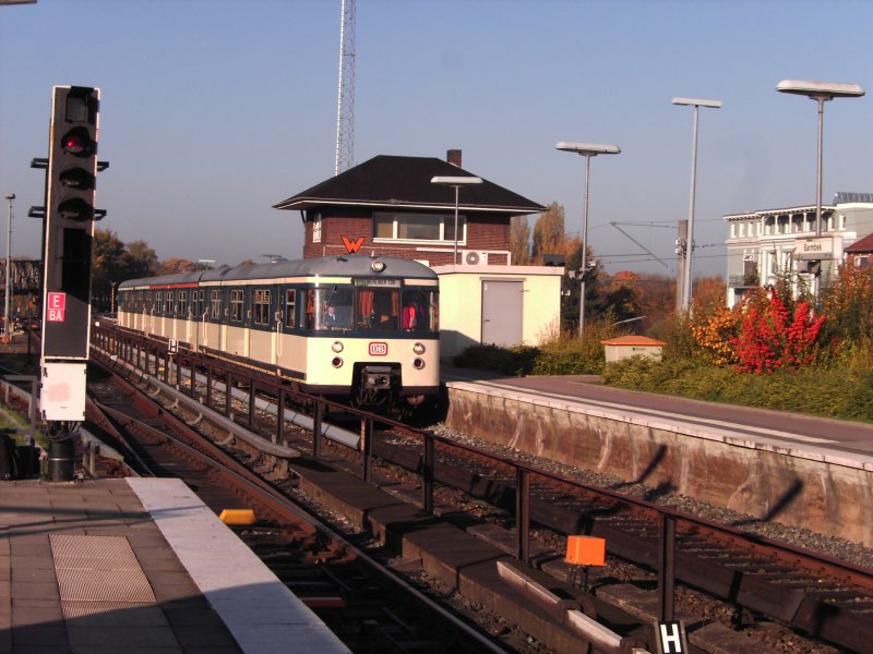 Der ET 470 fhrt gerade in Barmbek ein aufgenommen am Verkehrshistorischen Tag 30.10.2005