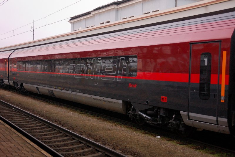Der  First  (1.Klasse) - Wagen des Railjets in Fahrtrichtung gesehen. (Amstetten, 11.11.2008).