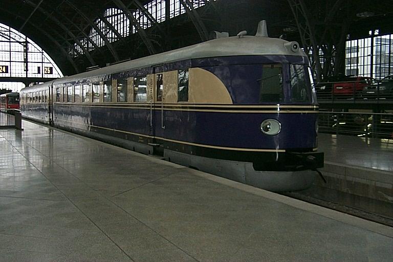 Der  Fliegende Hamburger  Bauart SVT 137 150 der DRG im Hauptbahnhof Leipzig