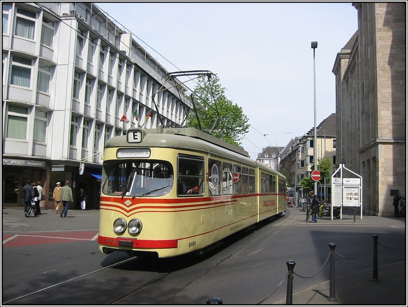 Der GT8-Triebwagen 2498 der Rheinbahn aus dem Jahr 1960 wird heute nicht mehr im Liniendienst eingesetzt, sondern dient als Partyfahrzeug. Angeschafft wurde er einst fr die Rheinbahnfernlinie D. (21.04.2007)