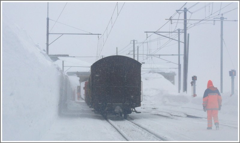 Der Gterzug verschwindet im Schneesturm Richtung Sden. Die Bahnarbeiter sind nicht zu beneiden, denn das Wetter ist wirklich ungeeignet fr einen Aufenthalt im Freien und gefhrlich zudem, weil man die Zge bei dem Schnee nicht hrt. (17.02.2009)