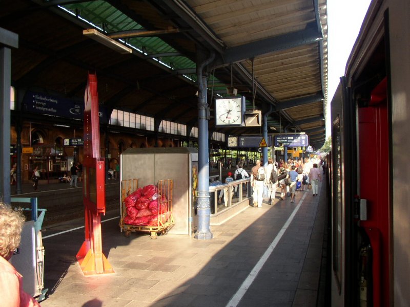 Der Hauptbahnhof Bonn, fotografiert aus dem IC 430 von Gleis 3. Man sieht die Gleise 1, 2 + 3.     21.07.06 