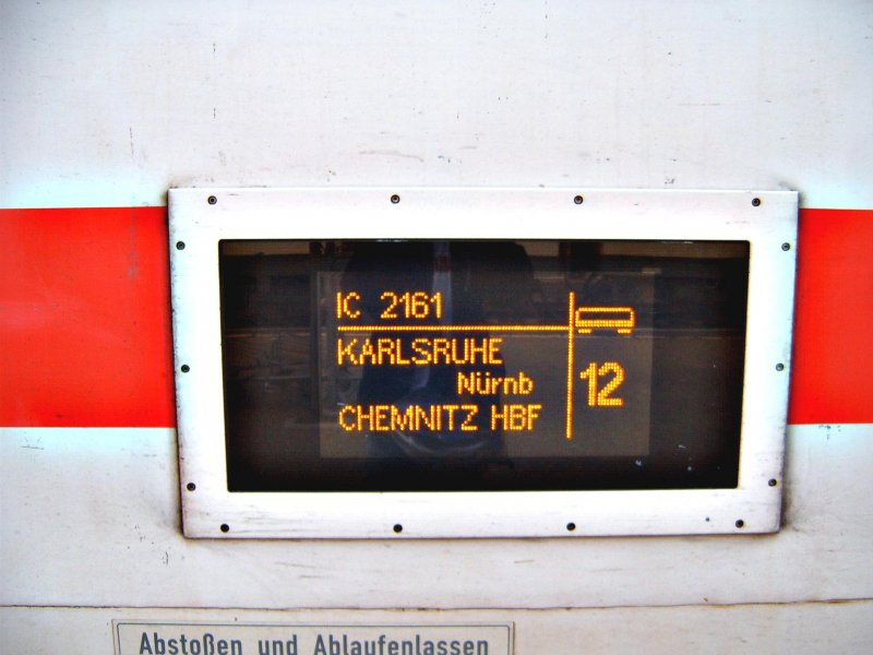 Der IC 2161 von Karlruhe Hbf nach Chemnitz Hbf am 06.10.06 im Knotenbahnhof Aalen. Auf dem Bild sieht man die elektronische Zugzielanzeigetafel des 1.-Klasse-Wagens und mich mit meinem Fahrradhelm auf der Tafel spiegelnd.