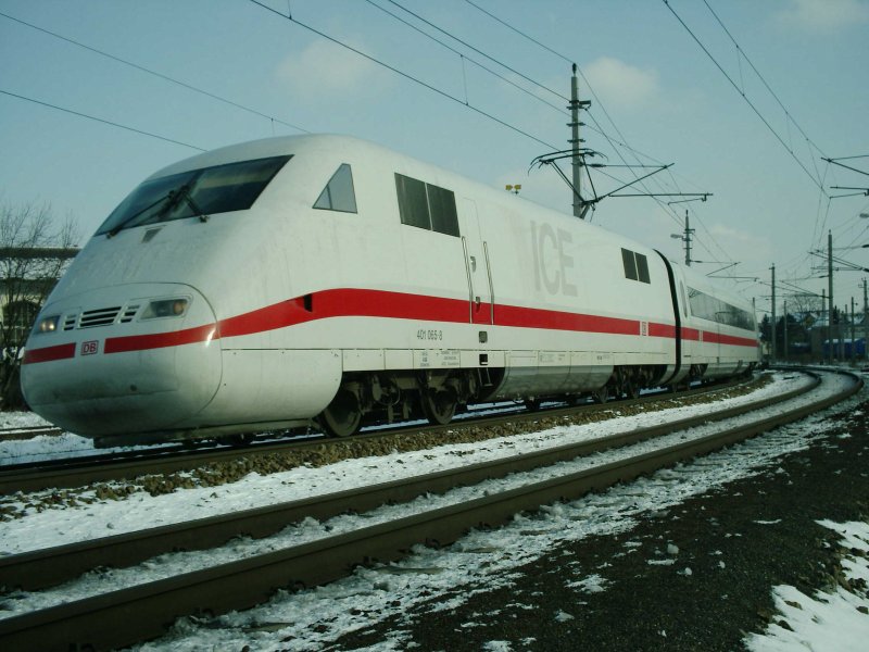 Der ICE 28 Wien - Hamburg fhrt wuchtig durch die Kurve, mit der der Passauer Ast von der Westbahn abzweigt. Das Bild ist brigens ungeschnitten. [26.01.06]