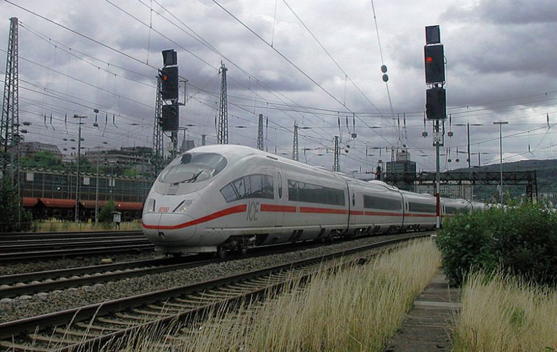 Der ICE III beschleunigt hinter Hagen Hbf, auf der Fahrt Ri.Dortmund. Aufn. 2006