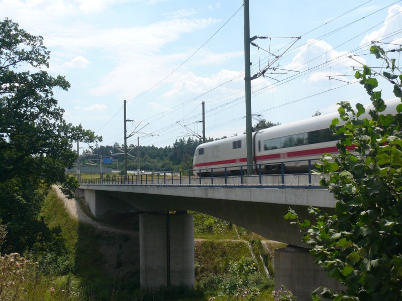 Der ICE S rast auf der Hochgeschwindigkeitsstrecke von Nrnberg nach Mnchen am 31.7.2008. Aufgenommen von Autobahnraststtte Feucht.
