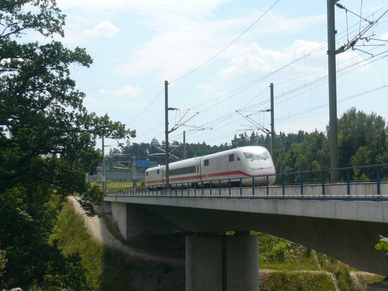Der ICE S in seiner vollen Lnge rast auf der Hochgeschwindigkeitsstrecke von Nrnberg nach Mnchen am 31.7.2008. Aufgenommen von Autobahnraststtte Feucht.