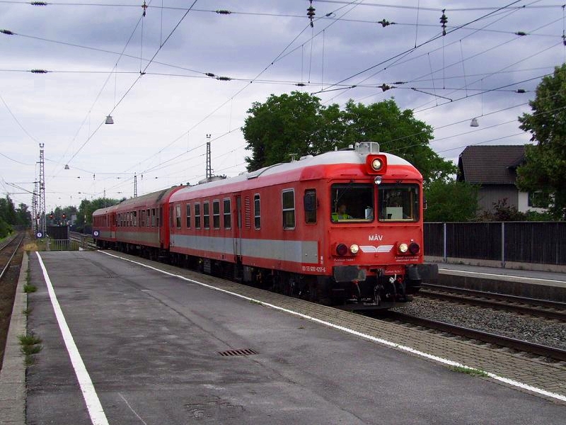 Der MAV-Schienenprfzug SPROB 96137 fuhr um 9.03 durch Lauterach Richtung Feldkirch am 10.7.2009.

Lg
