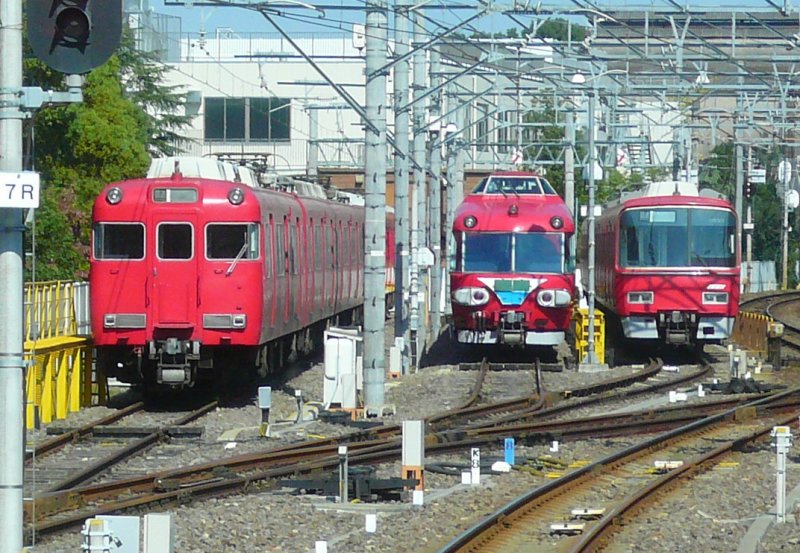 Der Meitetsu-Konzern. Links ein Zug Serie 6000 (1976-1985 gebaut, z.T.Quersitze), rechts ein neuerer Zug Serie 3500 mit Längssitzen für grosse Fahrgastzahlen (1993-1996), und in der Mitte ein legendärer Panorama-Zug Serie 7000, dessen Design italienisch beeinflusst ist (Baujahre 1961-1975). Shûrakuen, 30.Oktober 2008. 