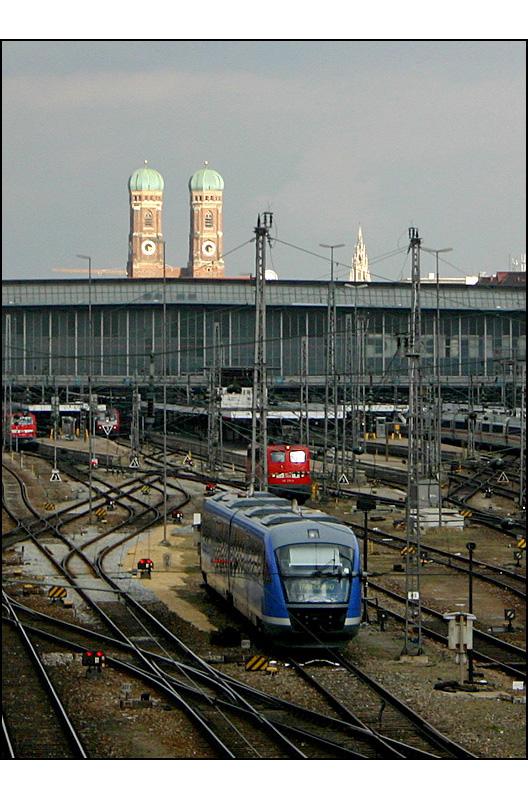 Der Münchener Hauptbahnhof mit den Türmen der Frauenkirche, von der Hackerbrücke aus gesehen. 

06.04.2004 (M)