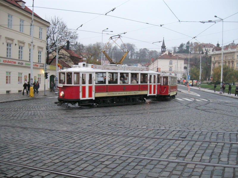 Der Museumstriebwagen der Prager Straenbahn biegt in die Letenska ein, 08.11.08