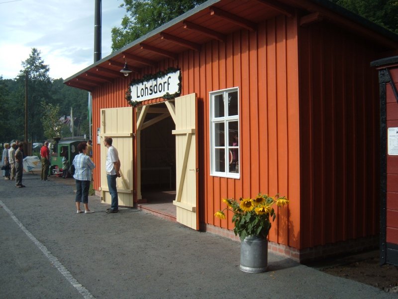 Der neue Bahnhof Lohsdorf am 20.08.2006 zum groen Bahnhofsfest. Diese Unterwegswartehalle wurde in Unterehrenberg demontiert und in Lohsdorf wieder errichtet. Das Ergebnis kann sich sehen lassen!