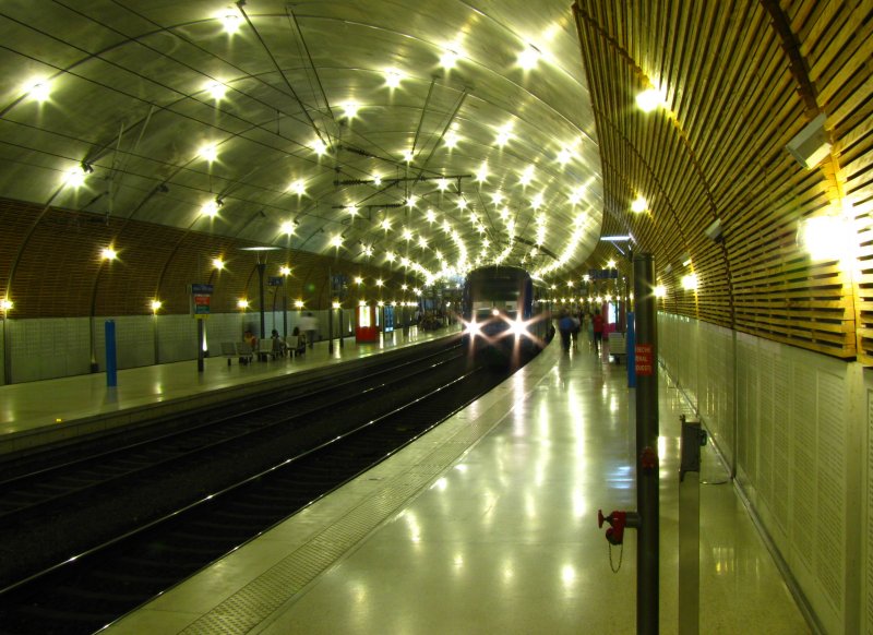 Der neue Bahnhof Monaco Monte-Carlo: ein wahres Meisterwerk. davon knnten sich andere unterirdische Bahnhfe ein riesiges Stck abschneiden. Erreichbar ist der Bahnhof ber tiefe Liftschchte oder ber unendliche Rollbnder. Als kleine Beigabe ist auf dem Bild noch der SNCF-Triebzug 23549 als TER 881218 nach Cagnes-sur-mer zu sehen.(21.Mai 2009)