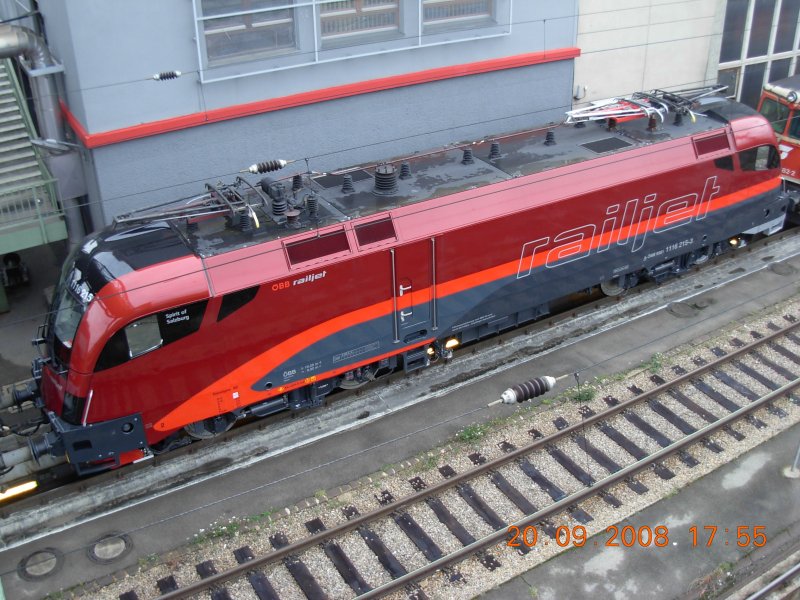 Der neueste Serien-Railjet 1116 215-3 war am 19.9.2008 und auch am Tag darauf in der Traktion Wien West zu sehen. Bemerkenswert ist die zweizeilige Namensbezeichnung  Spirit of Salzburg  sowie der dritte, nachtrglich angebrachte Stromabnehmer; Aufnahme vom 20.9.2008.