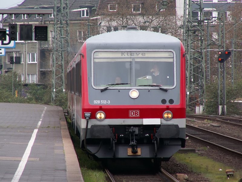 Der  Niers-Express  bei der Einfahrt in den Dsseldorfer Hauptbahnhof. Auf dem Zug steht schon  Kleve , da er eine halbe Stunde spter dorthin zurck fhrt. Das Foto entstand am 03.04.2007