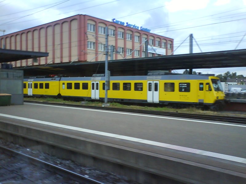 Der RBDe 560 der von der SBB an die BB verkauft worden ist, steht schon mit neuer Lakierung in St. Margrethen und wird nach wenigen Tests den Regionalverkehr im Montafon bedienen. (Foto aus fahrendem Zug)