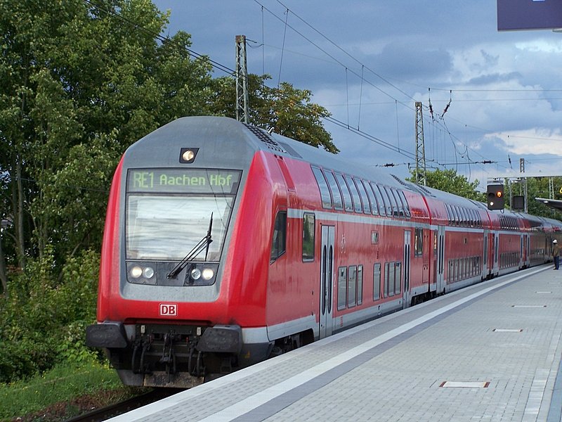 Der RE1 mit einem 765.5 Steuerwagen an der Spitze am neuen bahnsteig von Aachen Rothe Erde! Nchster Halt ist die Endstation  Aachen Hbf.