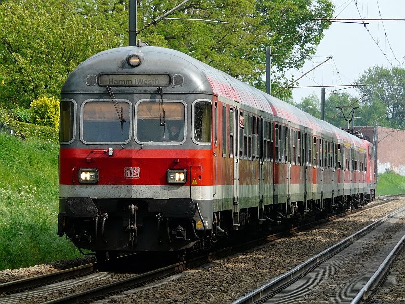 Der RE13 hat Deutschland verlassen und fhrt auf seine Endhaltestelle Venlo zu. Das Bild stammt vom 02.05.2009