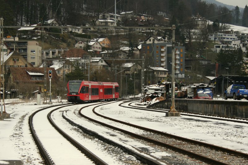 Der RM-GTW RABe 526 261 verlsst am 8.3.2008 Moutier als Regionalzug nach Solothurn. 