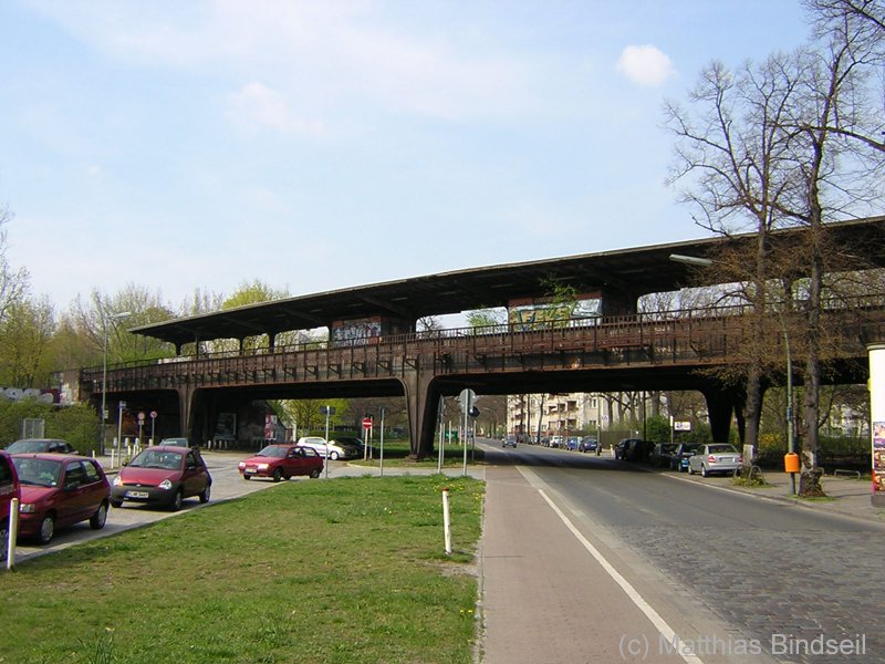 Der S-Bahnhof Siemensstadt wurde durch den S-Bahner-Streik 1980 stillgelegt und liegt seit dem im Dornrschenschlaf.(17.04.2004)